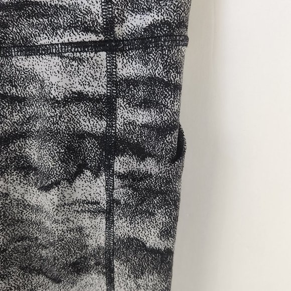 Lululemon Pace Rival Crop 19" Power Luxtreme Suited Jacquard Black White sz 4 - Picture 5 of 9